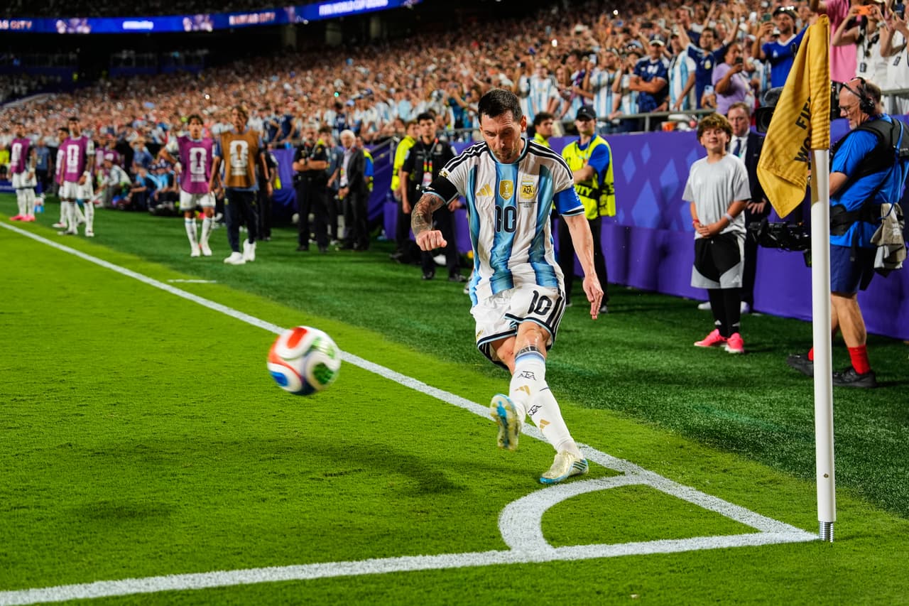 Lionel Messi (10), de Argentina, ejecuta un tiro de esquina durante el partido de cuartos de final de la Copa Mundial de Fútbol contra Suiza en Kansas City, Missouri, el sábado 11 de julio de 2026.