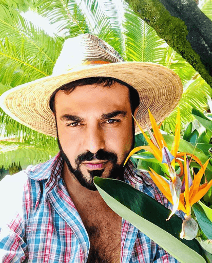 El comediante mexicano ha utilizado su cuenta de Instagram para compartir con sus más de 900 mil seguidores varias fotografías que demuestran que es todo un galán. 
<br>