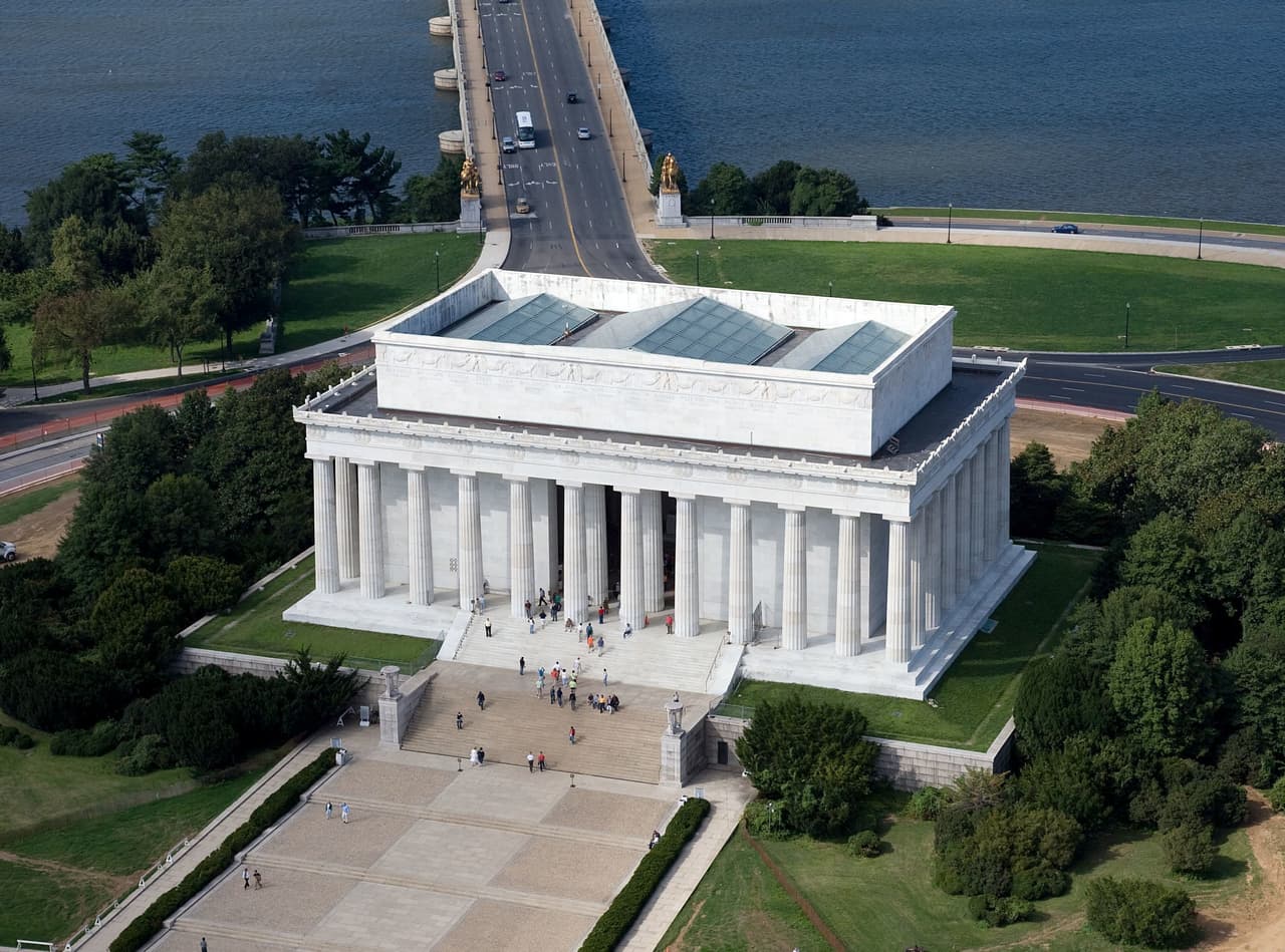 El
<a href="https://www.univision.com/local/washington-dc-wfdc/alistan-celebracion-del-100-aniversario-del-memorial-a-lincoln-en-washington-dc-video">Lincoln Memorial </a>cumple este festivo del
<a href="https://www.univision.com/noticias/miles-de-vuelos-cancelados-durante-este-fin-de-semana-feriado-en-eeuu-mal-tiempo-y-falta-de-personal-entre-las-causas-video">Memorial Day</a>
<b>100 años como icono nacional: </b>pasó de ser un monumento al decimosexto presidente a convertirse también en lugar de
<b>reivindicación, protesta, turismo, festejo nacional y rodajes de cine</b>.