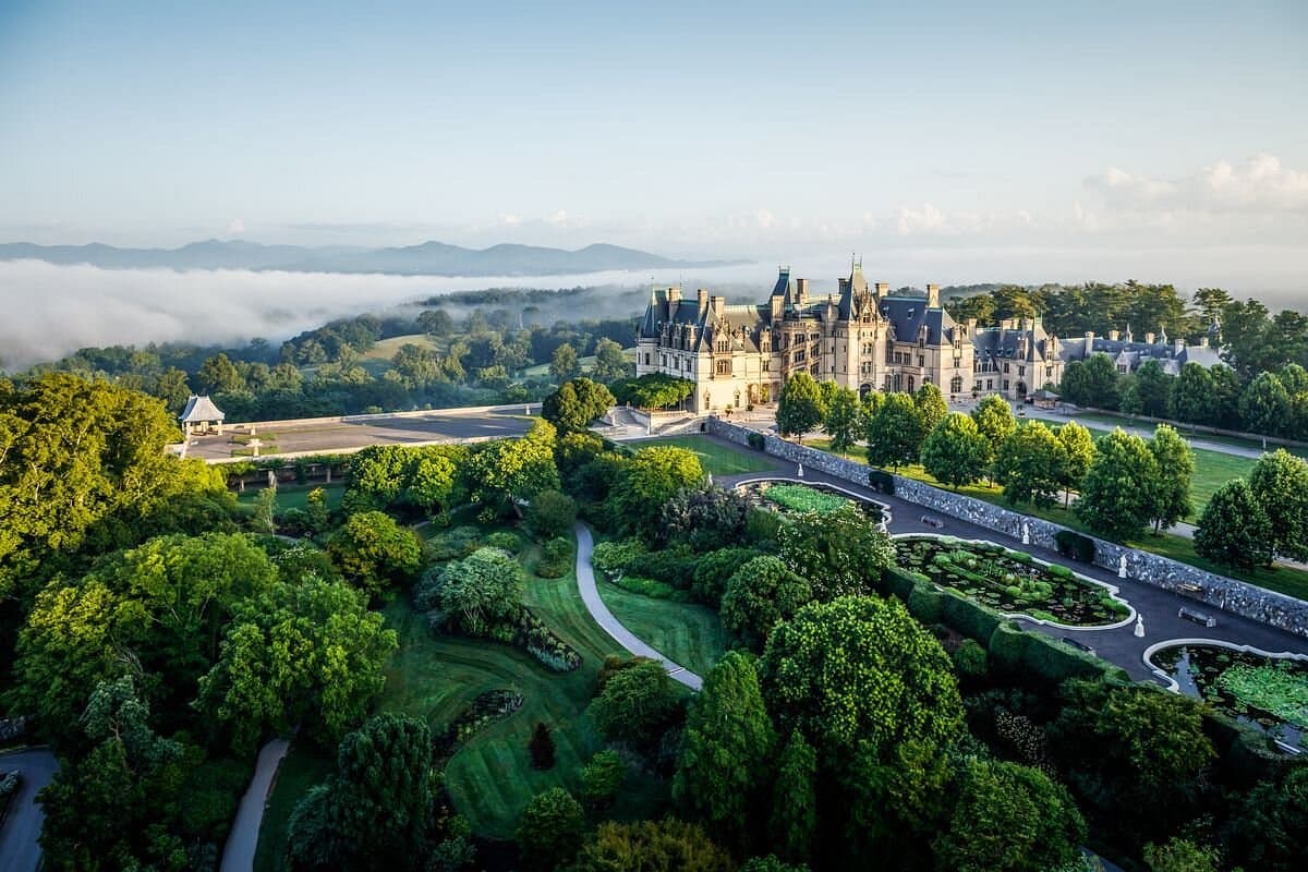 <b><a href="https://www.biltmore.com/">Biltmore (Asheville)</a></b>. Este Monumento Histórico Nacional es un destino increíble que ofrece una amplia gama de actividades para todas las edades.
<br>
<br>
<b><a href="https://goo.gl/maps/LvDohu1be3b1X9FQ6">Cómo llegar</a></b>