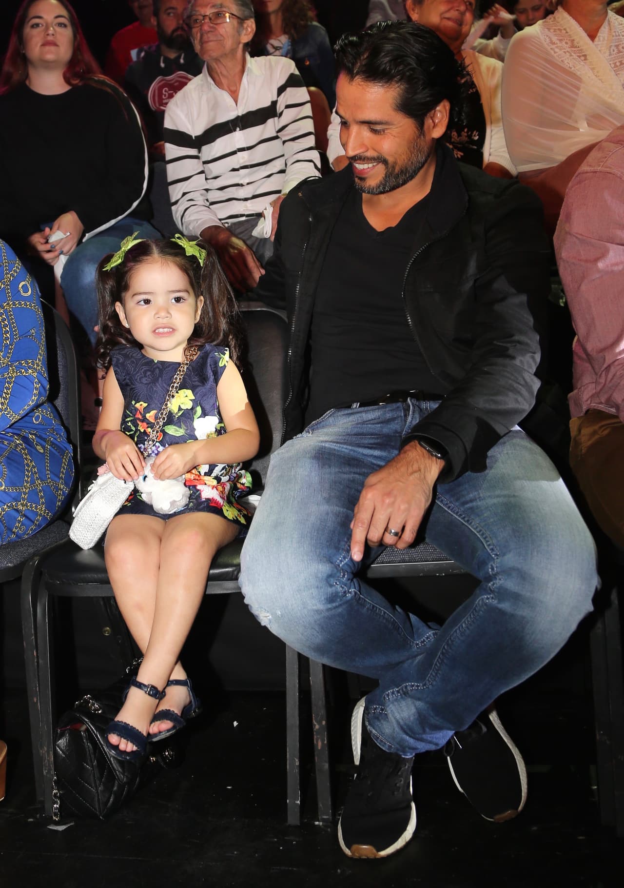 Su hija Giulietta y su esposo Luis no podían faltar para brindarle su apoyo, la pequeña saltaba de emoción al ver a su mami en escena.