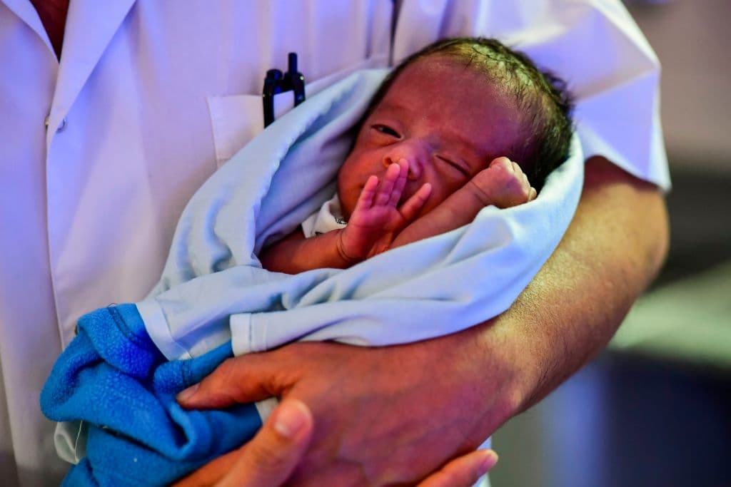 Cerca de medio millón de bebés mueren cada año en el mundo a causa de la contaminación del aire, revela un estudio