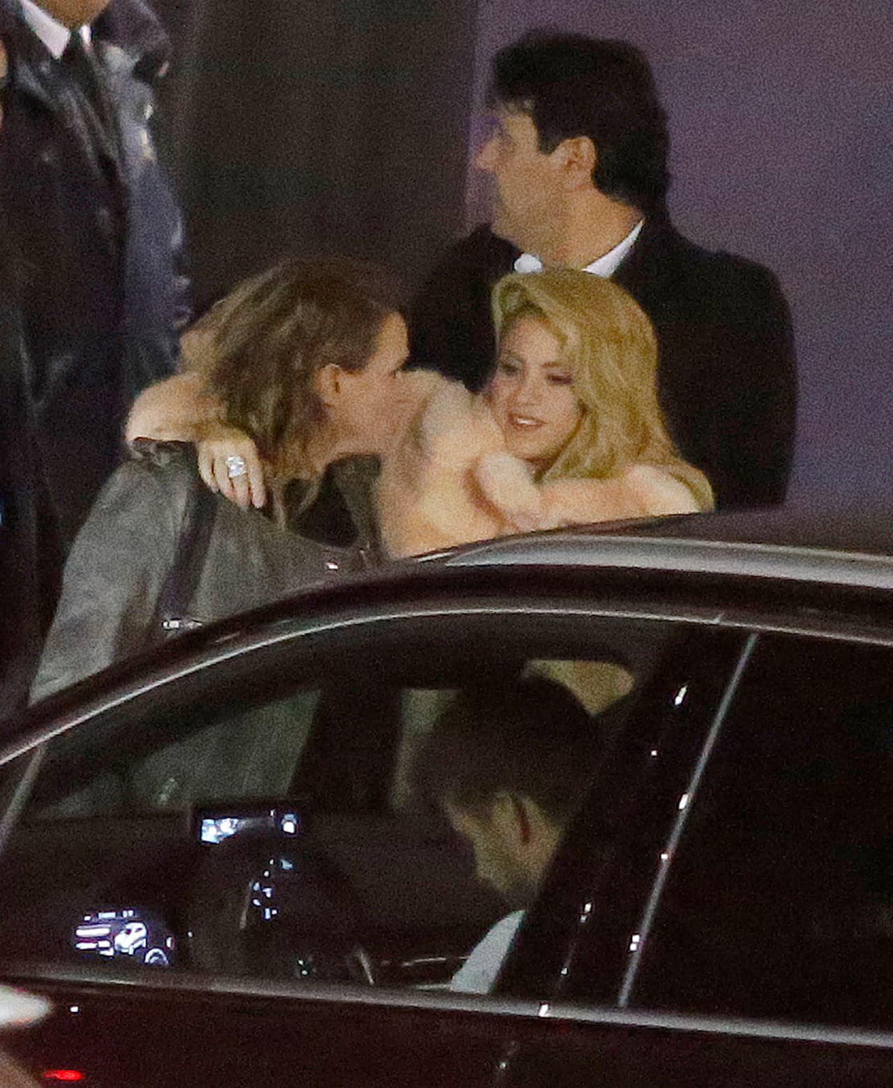 Shaki salió resguardándose del frío.