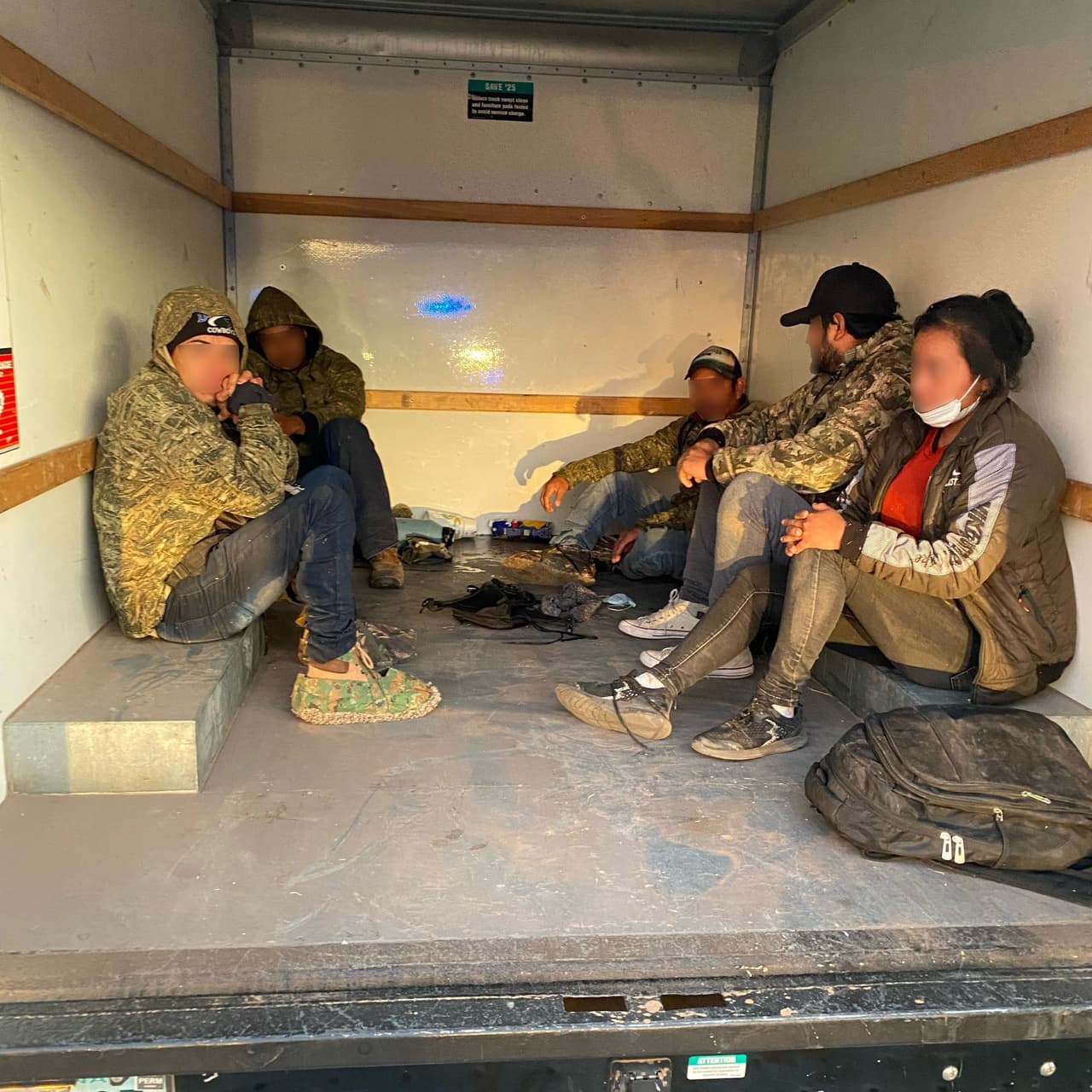 Los agentes de Tucson Station observaron un U-Haul conduciendo erráticamente cerca de Arivaca y realizaron una parada del vehículo. El conductor corrió hacia el desierto. Luego de una alerta de los perros entrenados K9 los agentes descubrieron a cinco migrantes atrapados en el área de carga.