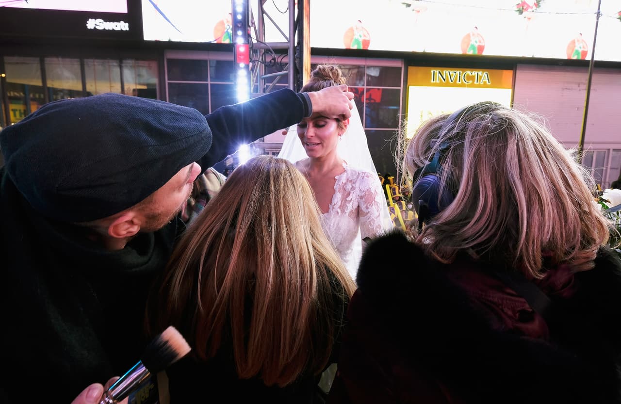 Era una boda, pero en era también un show en vivo, por lo que detalles como el maquillaje eran revisados con atención.