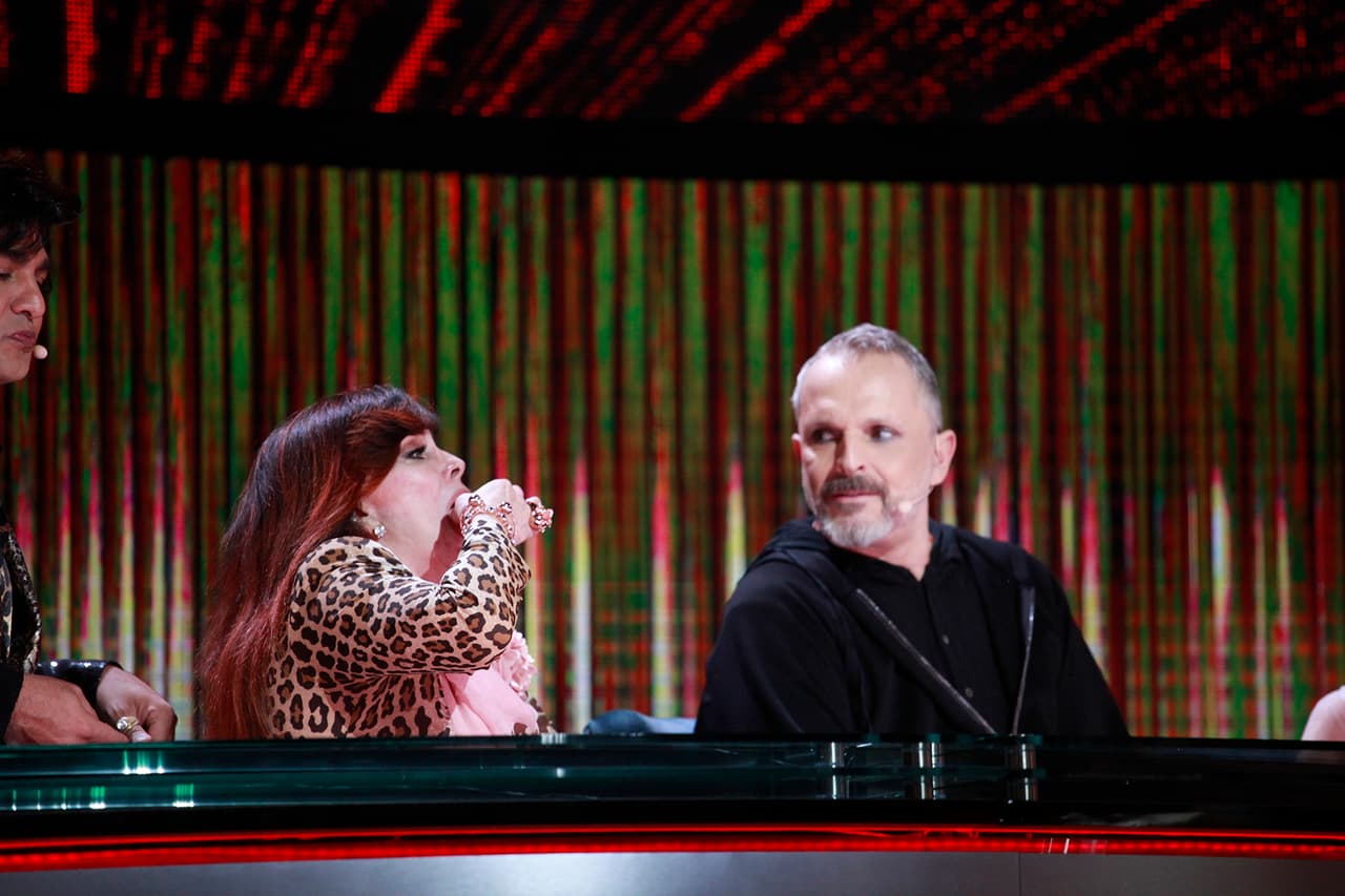 Miguel Bosé parecía encantado con la forma en que Verónica disfrutó el platillo.