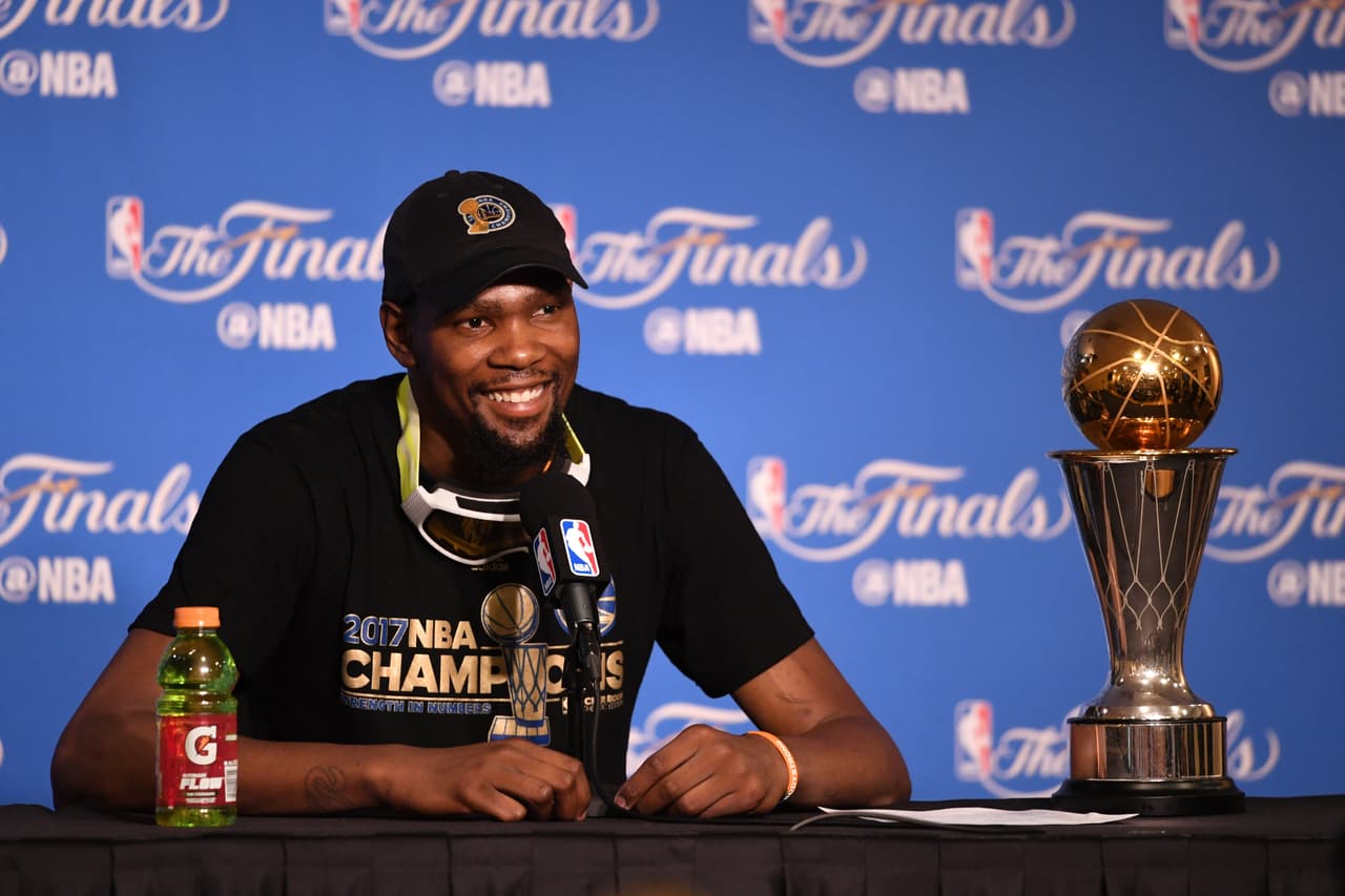 el impacto de Kevin Durant con los Warriors fue inmediato al conseguir el campeonato de la NBA. Durant fue el MVP de la Serie de Campeonato tras conseguir al menos 30 puntos en cada uno de los partidos.