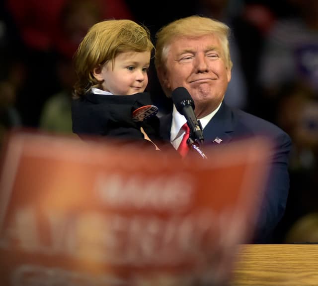 <b>Pequeño Trump. </b>En uno de sus eventos del último mes de campaña, Donald Trump hizo una parada en Wilkes-Barre, Pennsylvania, en donde subió al escenario al
<b><a href="http://insider.foxnews.com/2016/10/10/young-boy-trump-rally-wilkes-barre-pennsylvania-donald-hillary" target="_blank">niño Hunter 'Baby Trump' Tirpak, quien usaba traje y un peluquín que imitaban el look del republicano</a></b>. En medio de aplausos le preguntó si prefería quedarse con él o con su madre y el niño le respondió: "con Trump".