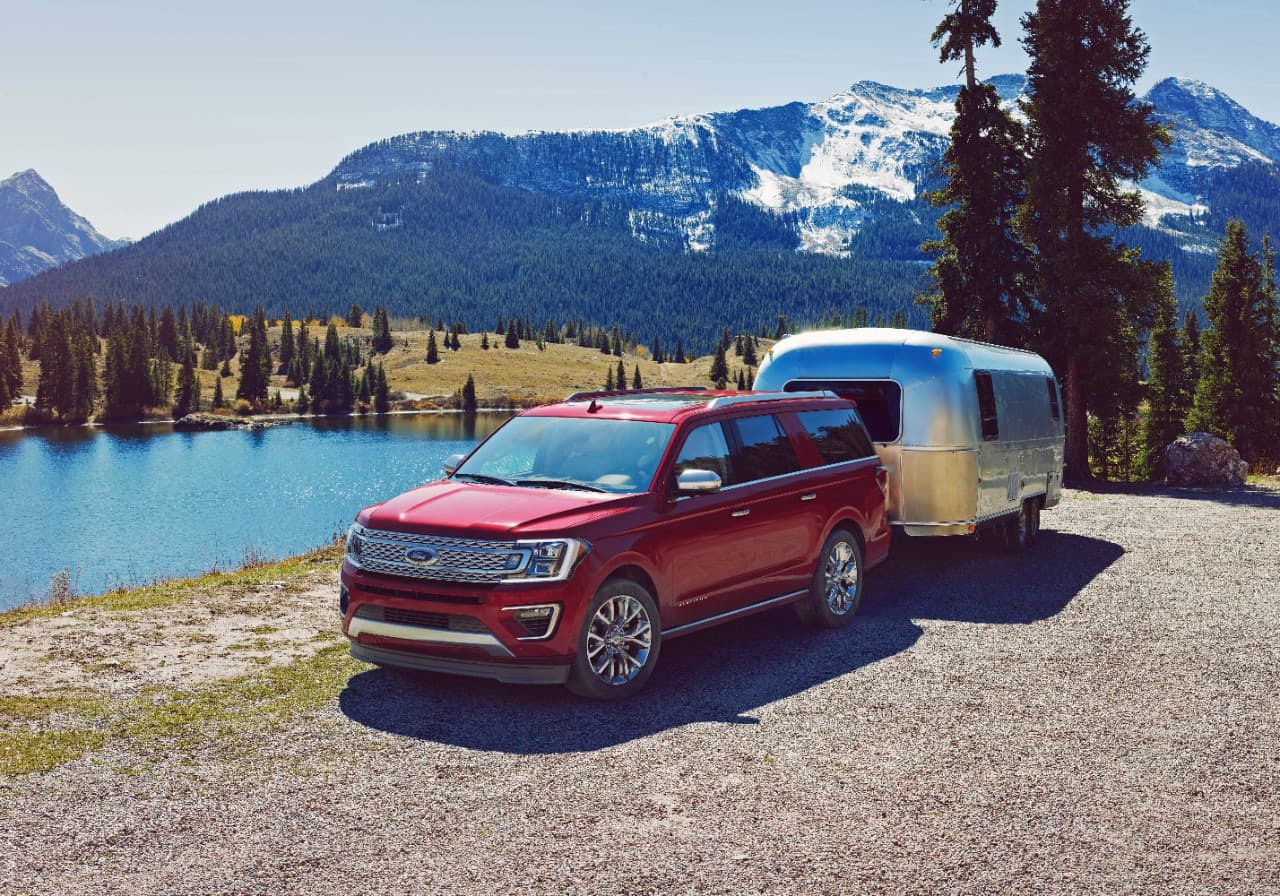 Bajo el capó de la Ford Expedition 2018 regresa el poderoso V6 doble Turbo EcoBoost de 3.5 litros de desplazamiento, cuya
<b>potencia estará entre los 365 y 380 caballos de fuerza</b>, y que esta vez llega acoplado a la nueva transmisión automática de 10 velocidades que ya fue anunciada para los Mustang y F-150 2018 y que desarrollada por Ford conjuntamente con General Motors.