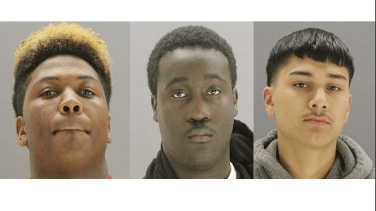 Tres estudiantes están acusados de abusar de adolescente con discapacidades en el baño de su preparatoria