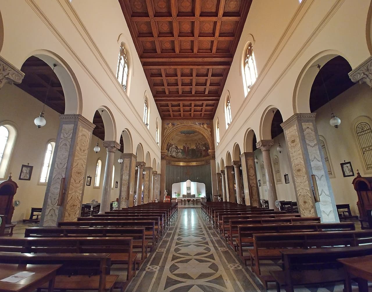 El complejo de edificios en donde se encuentra la residencia incluye iglesias como la que se aprecia en la imagen, la 
<i>chiesa di San Patrizio</i> en la Villa Ludovisi.