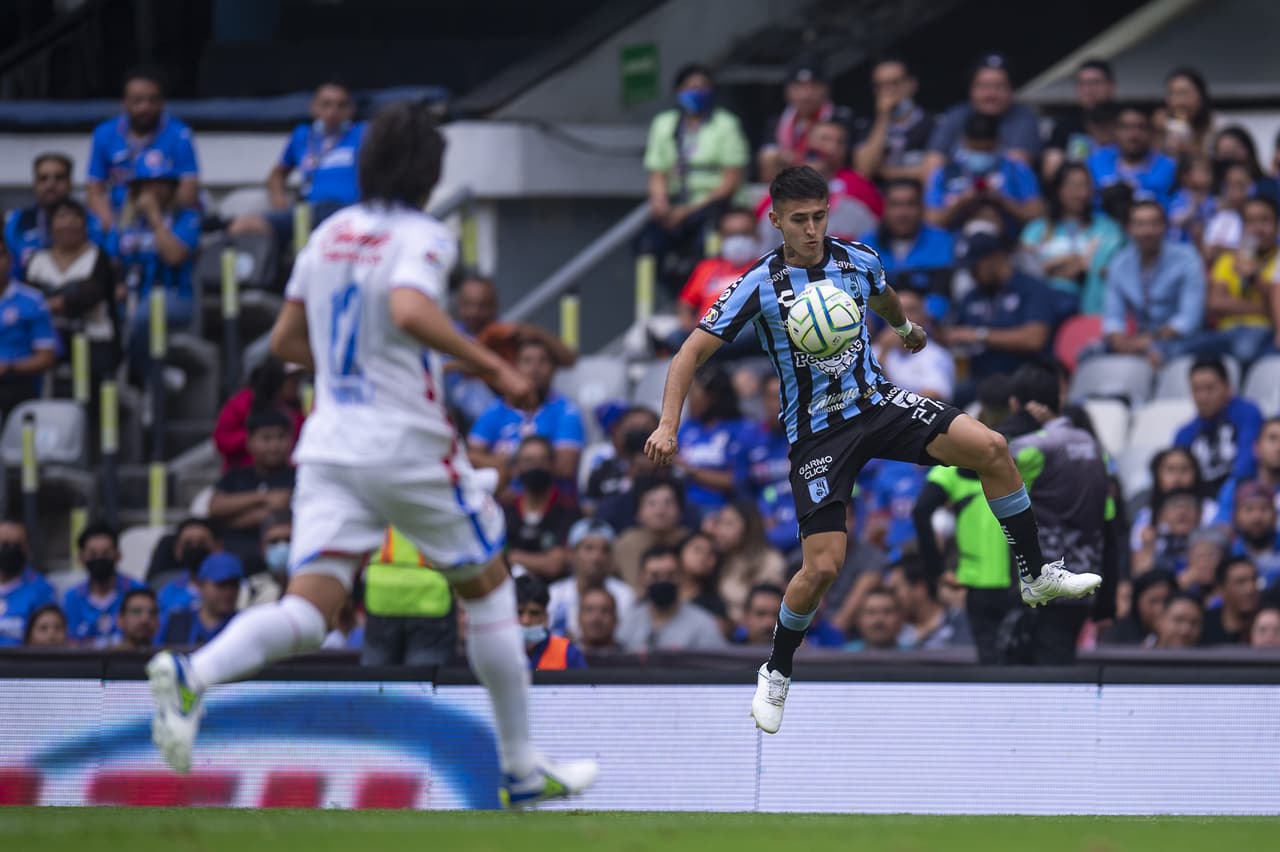 Raúl Gutiérrez arranca su interinato con Cruz Azul derrotanto a los Gallos Blancos pese a sufrir la expulsión del 'Tanque' Morales.
