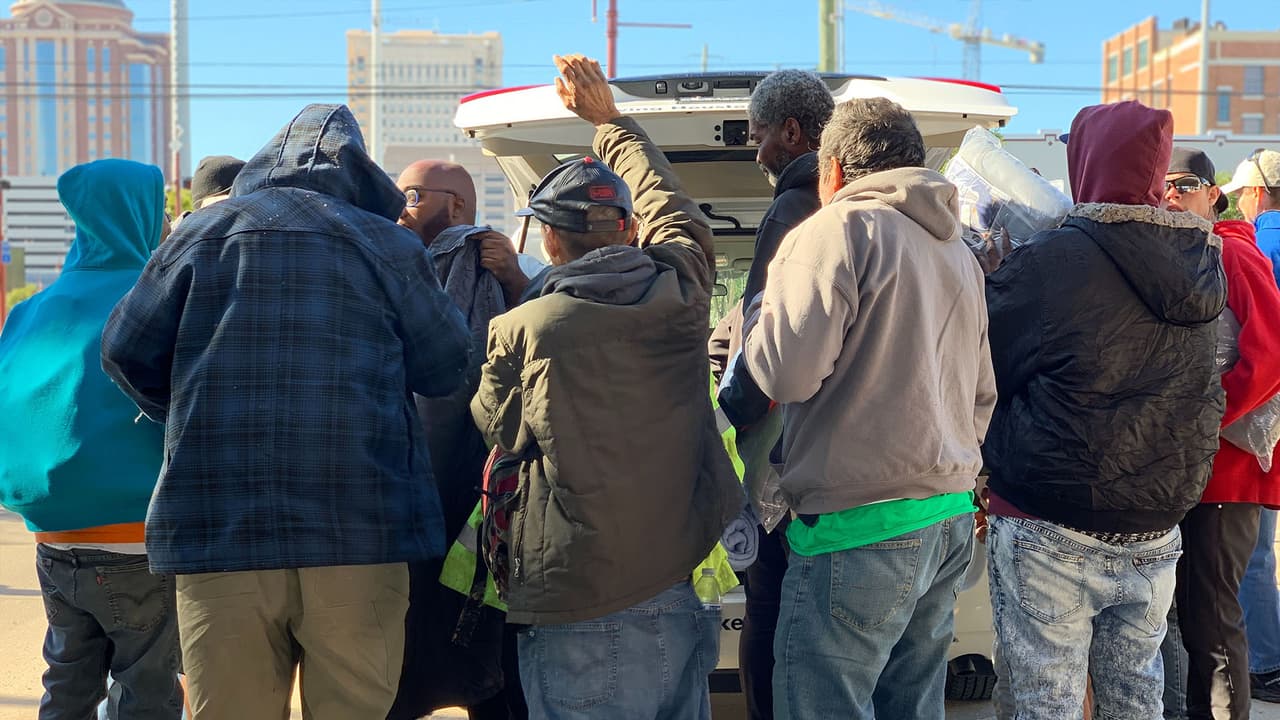 Al ver la camioneta con ayuda, decenas de ellos se amontonan en busca de recibir un abrigo o una cobija para mitigar el intenso frío.