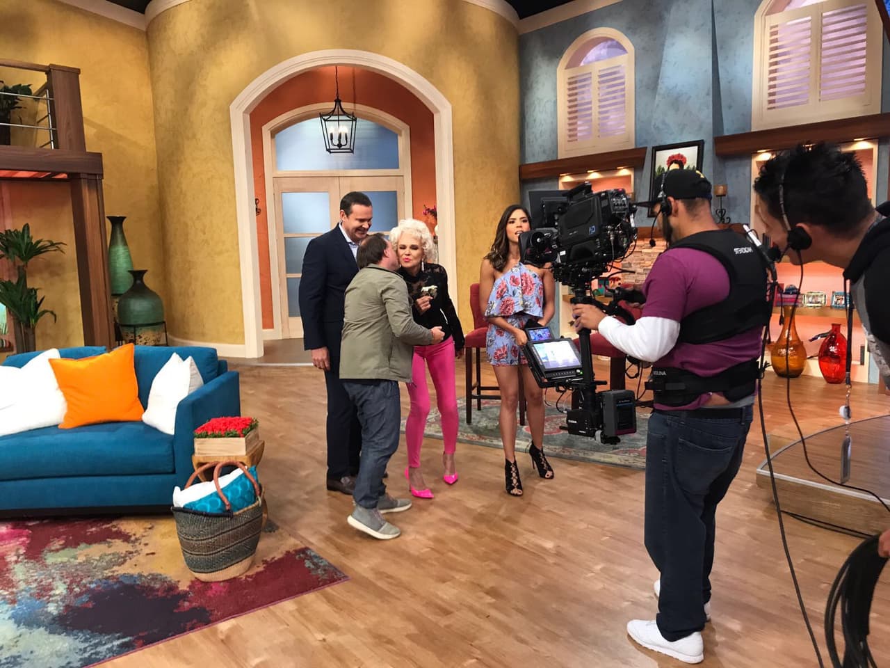 A Chary le llueven los besos y las flores cada vez que viene de invitada.