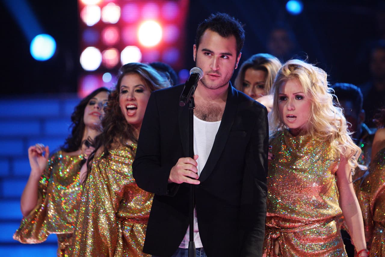 En esta época, el trío tenía una de las canciones más pegadas en la radio, "Peligro".