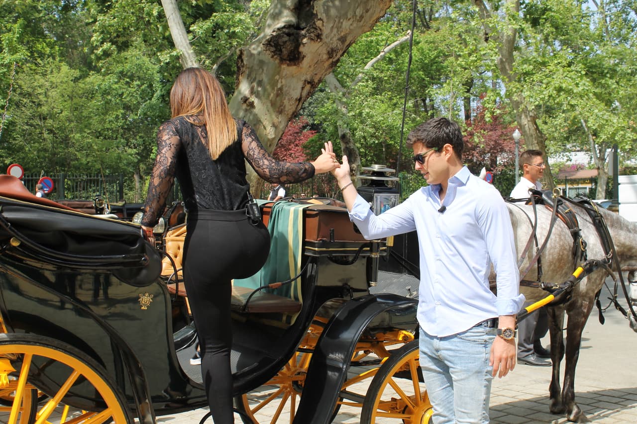 Como todo un caballero, Danilo ayudó a Clarissa a subirse a la carroza y así hablarle un poco de todo lo que estaban a punto de ver.