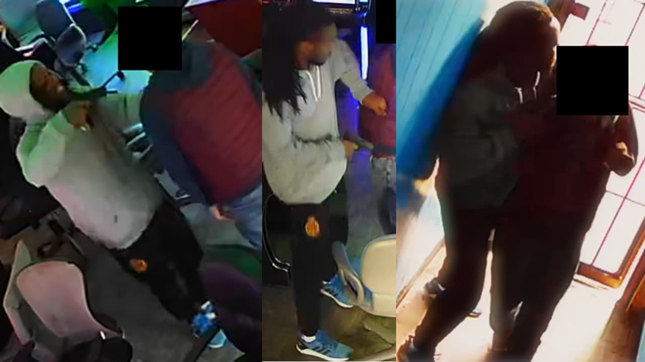 Uno de los sospechosos apuntando el arma semi-automática.