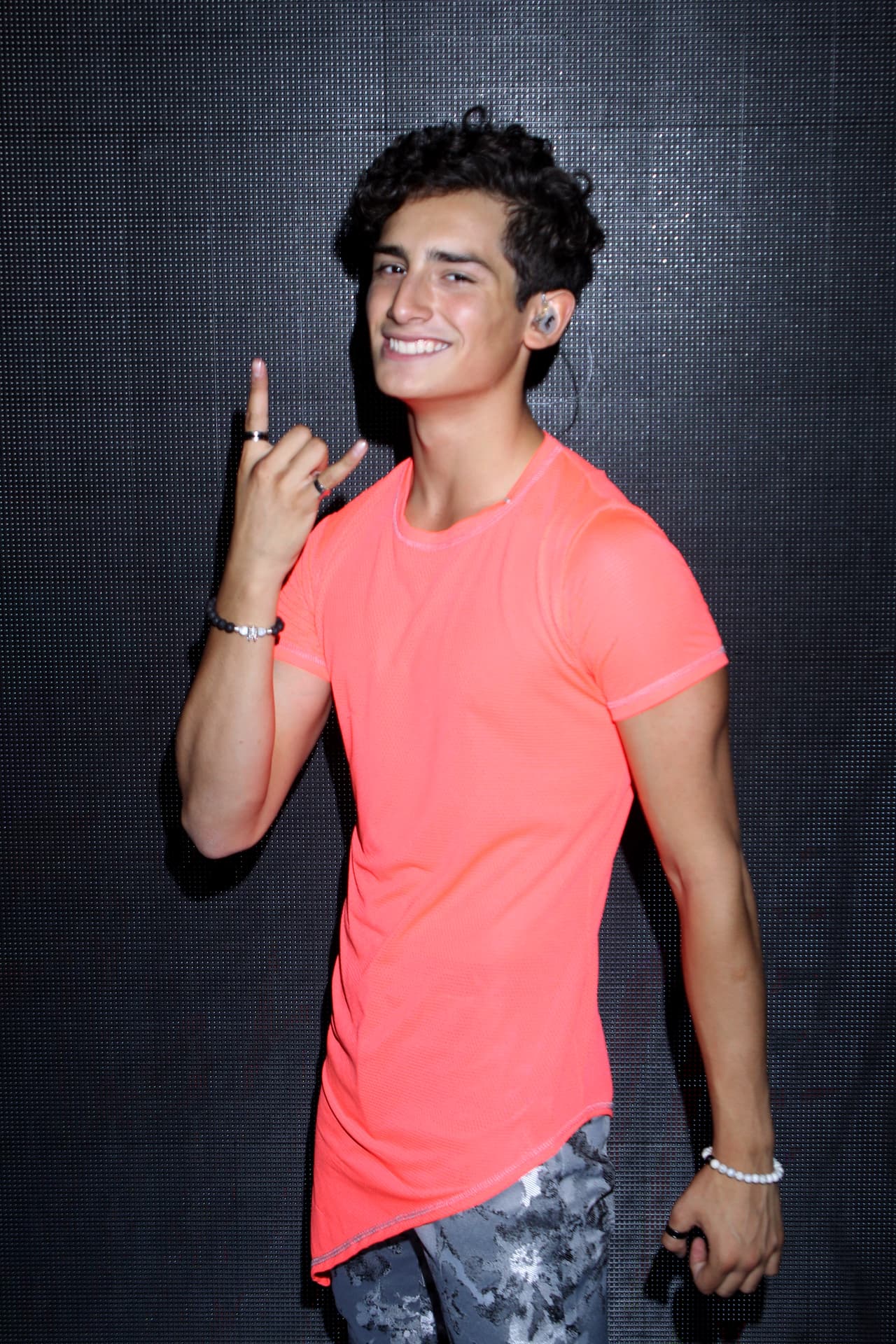 Emilio Osorio ya ha utilizado un guante en algunas de sus presentaciones en público.