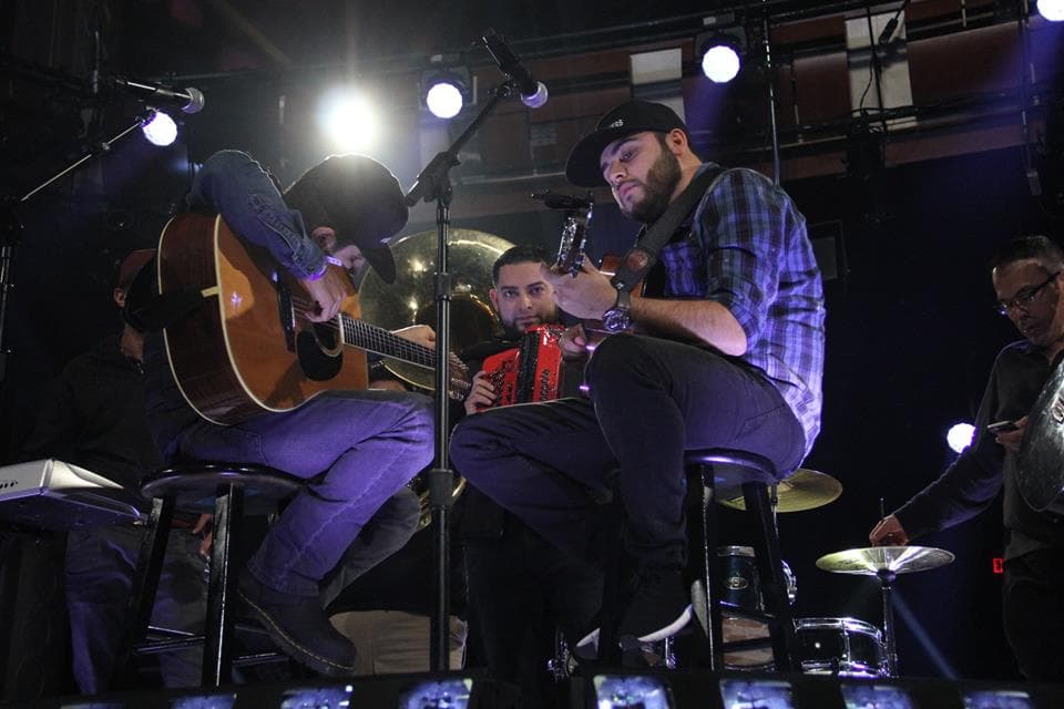Joss y Gerardo, además de su talento vocal, demostrarán que son muy buenos con la guitarra.