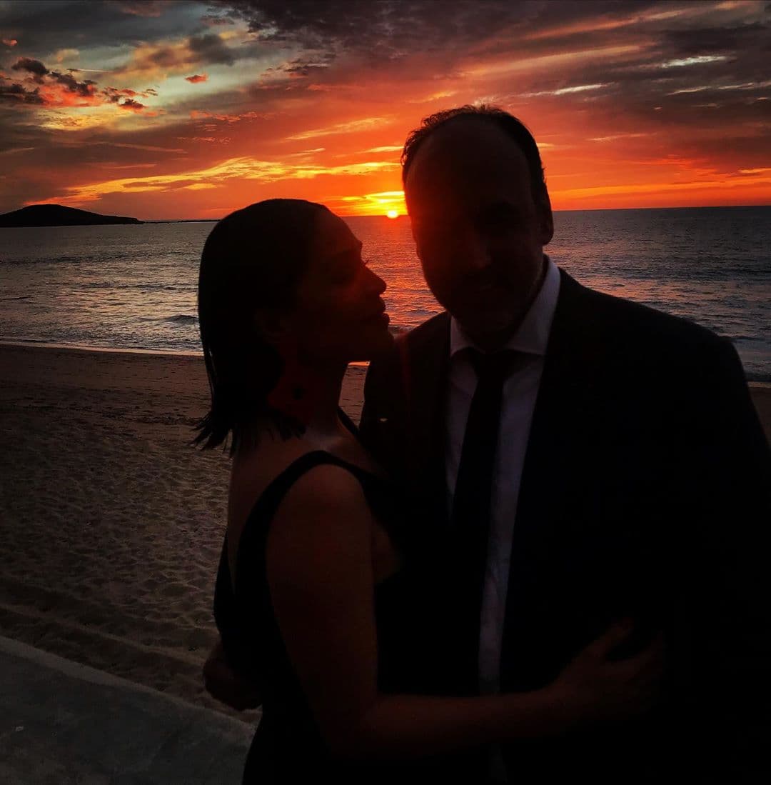 "Así me trae", expresó la conductora junto a la imagen en la que aparecen juntos. Karla y Emerson cumplirán 15 años de casados este 2020 y enseguida te contamos la historia de amor que han vivido hasta hoy.