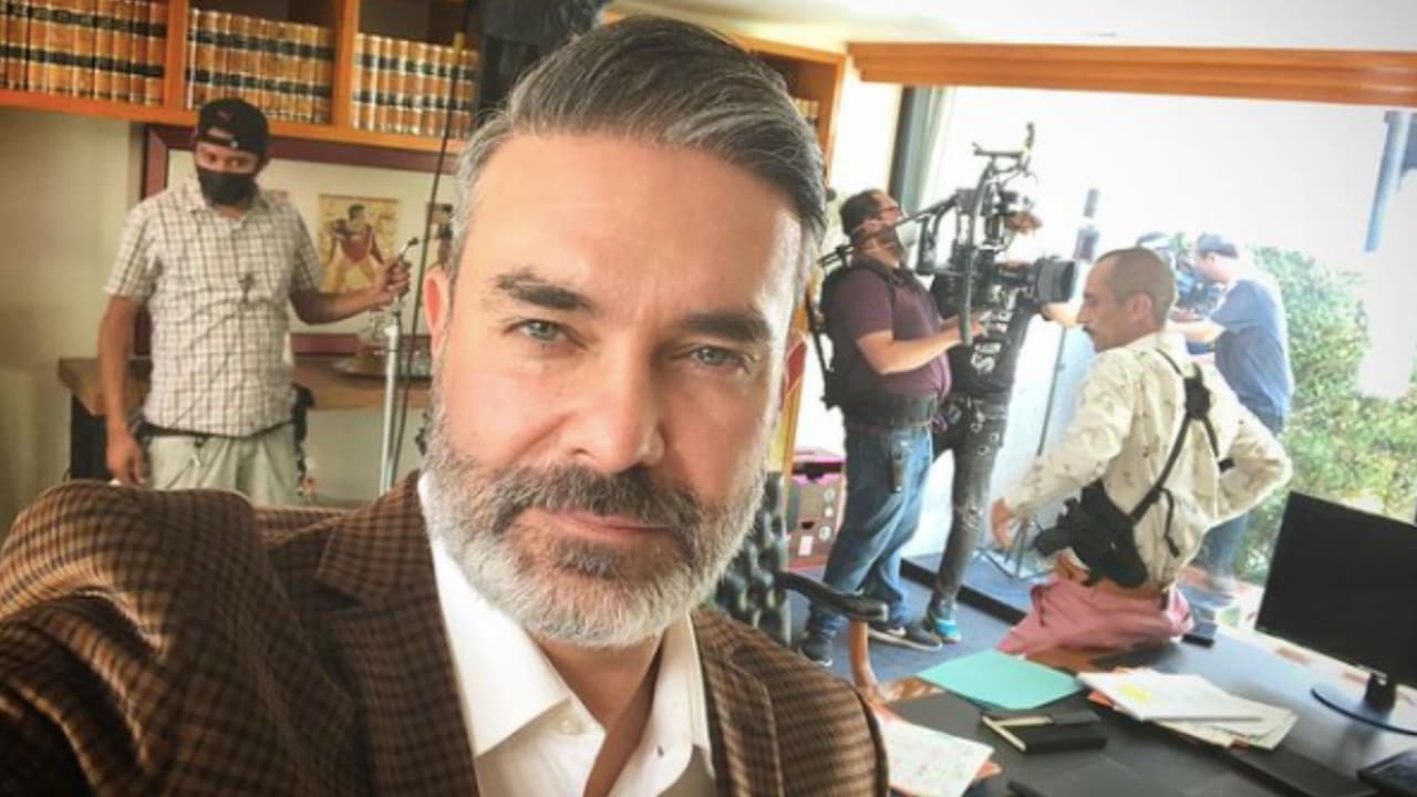 Mauricio Islas con canas