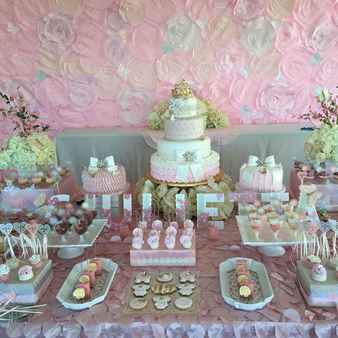 Entre flores de tonos pastel, pétalos de rosas y exquisitos postres festejó con sus invitadas. Sin duda, la conductora ha perfeccionado sus cualidades creativas, es por eso que en cada acontecimiento significativo en su vida esperamos un festejo lleno de detalles.