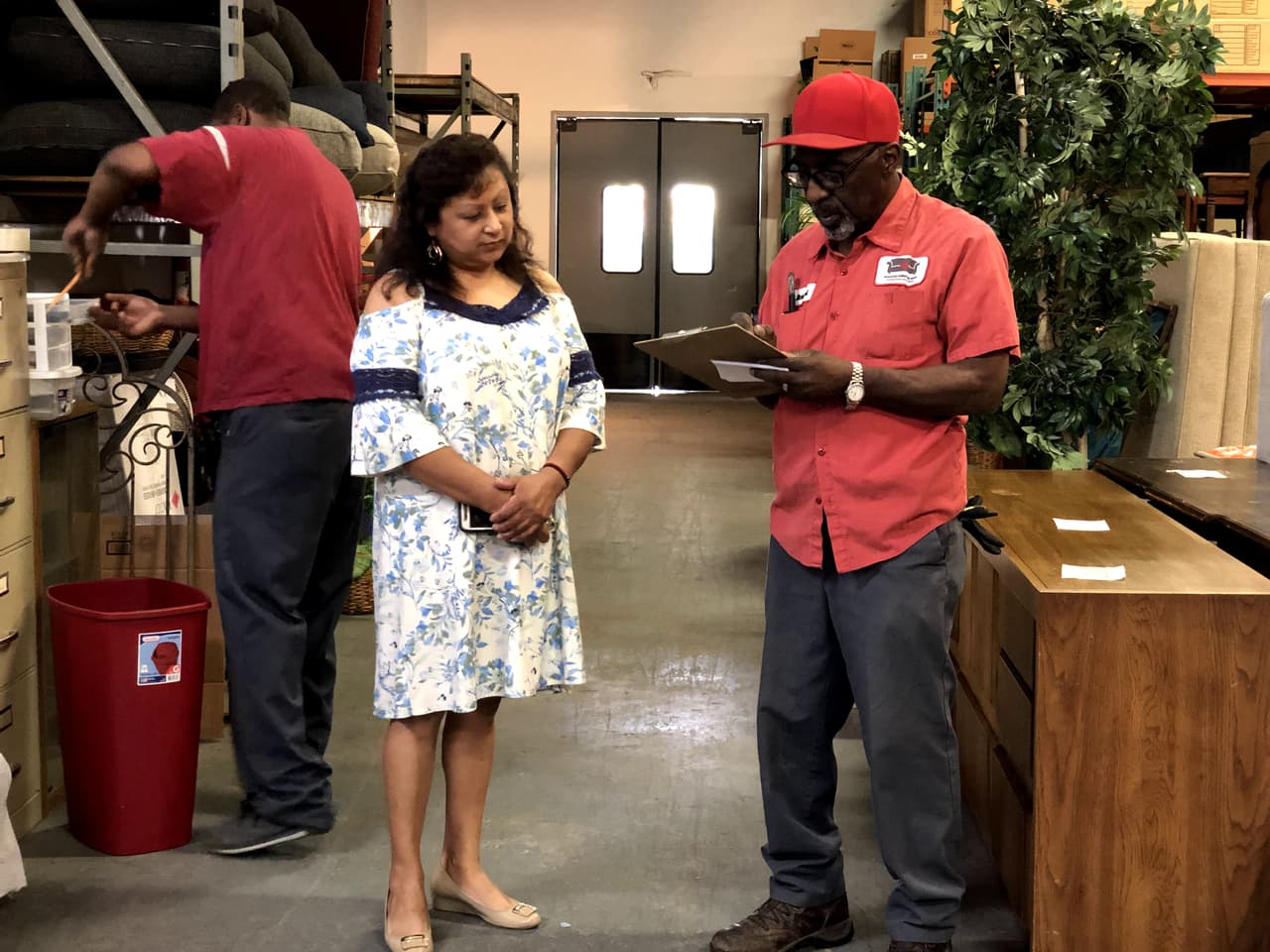 A través de una agencia caritativa llegó a un banco de muebles en Houston porque su casa está sin amueblar debido al poco dinero que gana y que apenas le alcanza para sacar adelante a su familia.