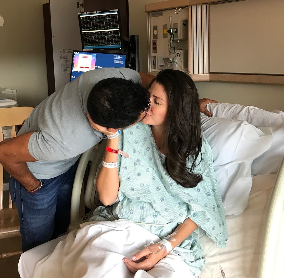 La felicidad también se expresa con besos; esta foto documentó el momento inolvidable en el que Ana Patricia se convirtió en mamá por segunda vez.
<br>