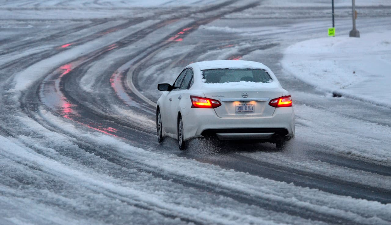 La policía de tráfico de la zona de Charlotte reportó casi 70 accidentes relacionados con el clima el sábado temprano y aconsejó a la gente mantenerse alejada de las carreteras.