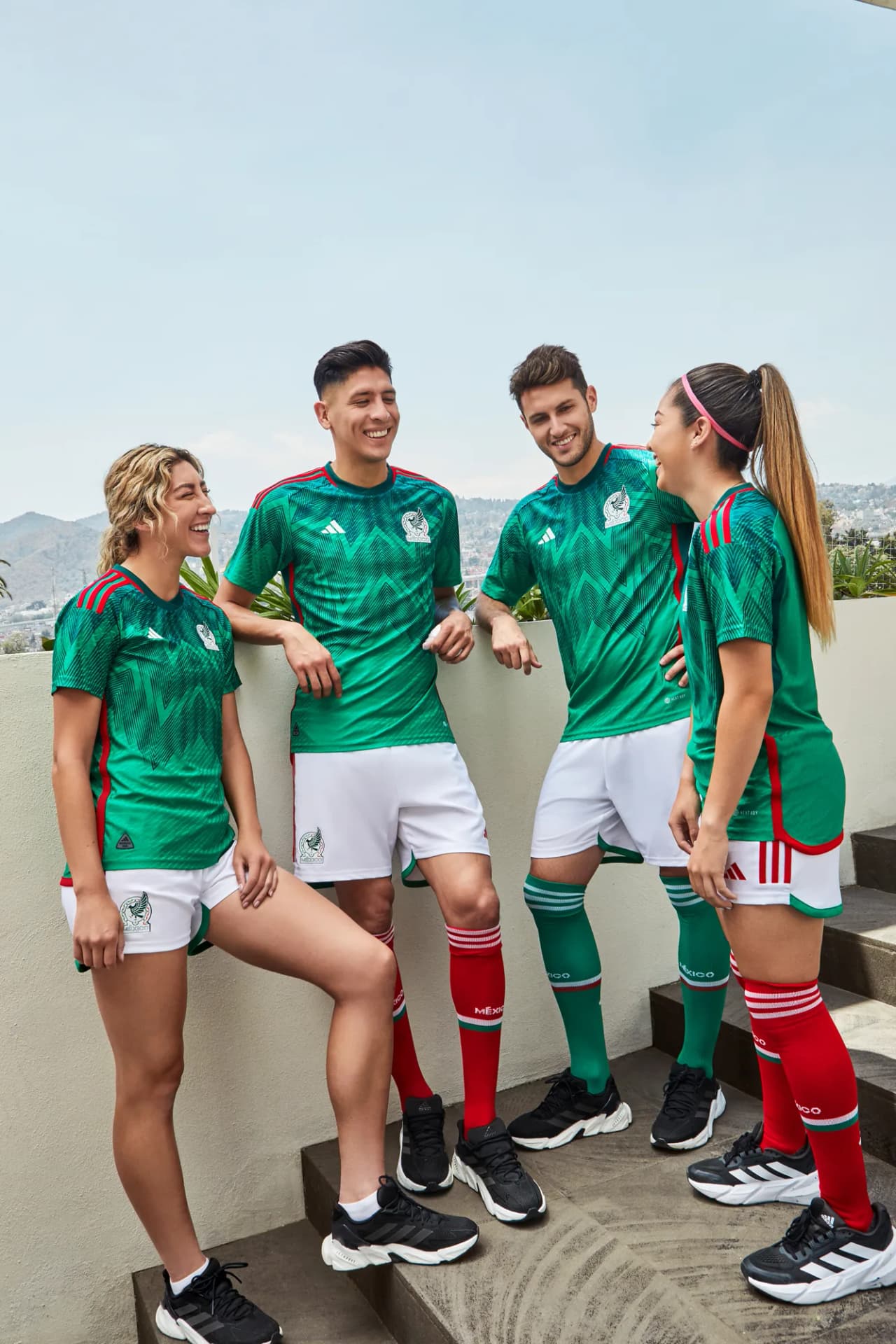 Con el lema, “El origen que nos une”, la nueva playera de México regresa a sus orígenes al utilizar los colores de la bandera --verde, blanco y rojo--.