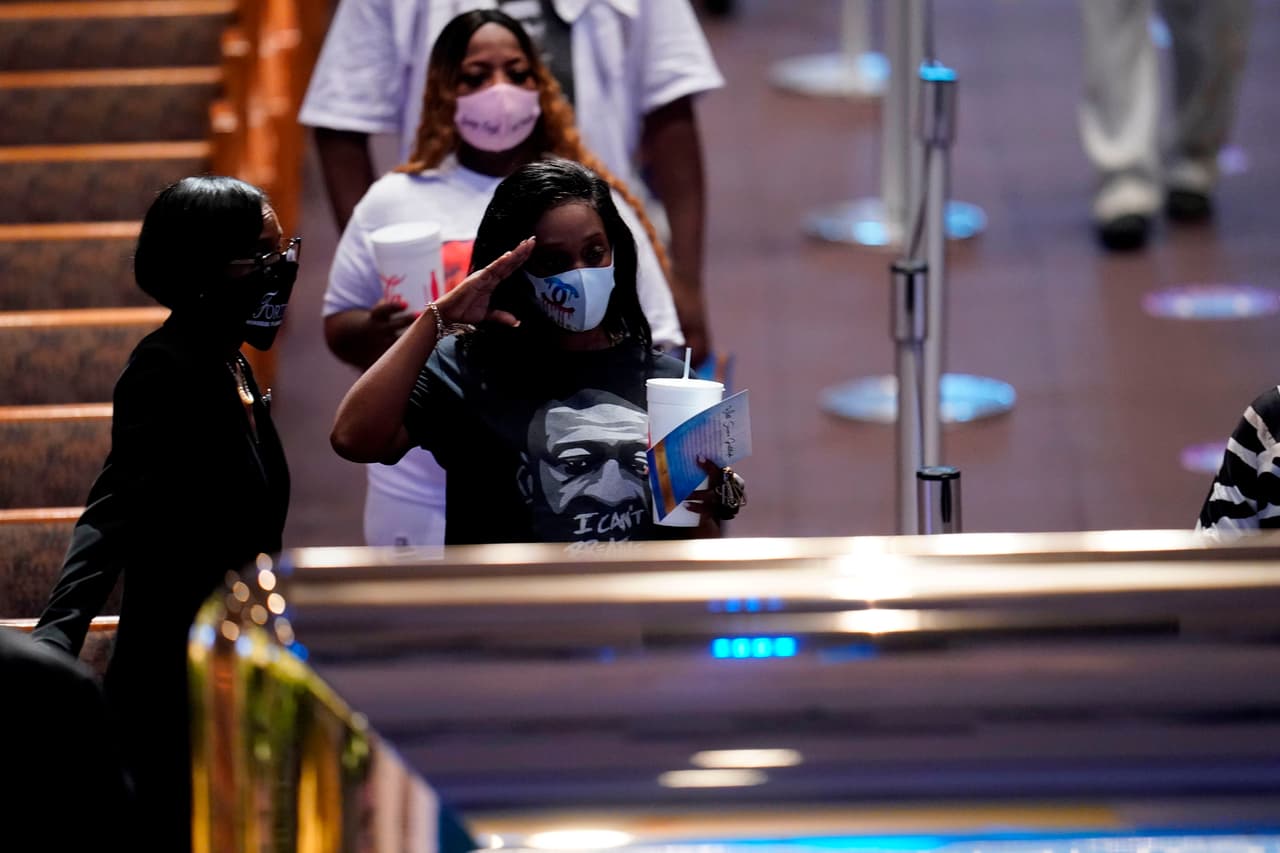 Una de las asistentes hace un saludo militar al llegar junto a los restos de Floyd.