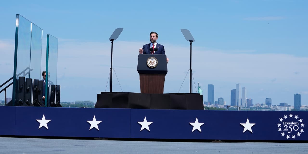 El vicepresidente JD Vance pronuncia un discurso en la cubierta de vuelo del USS Kearsarge (LHD-3) en el puerto de Nueva York durante la Revista Naval Internacional en honor al 250.º aniversario de Estados Unidos, el sábado 4 de julio de 2026, en Nueva York.