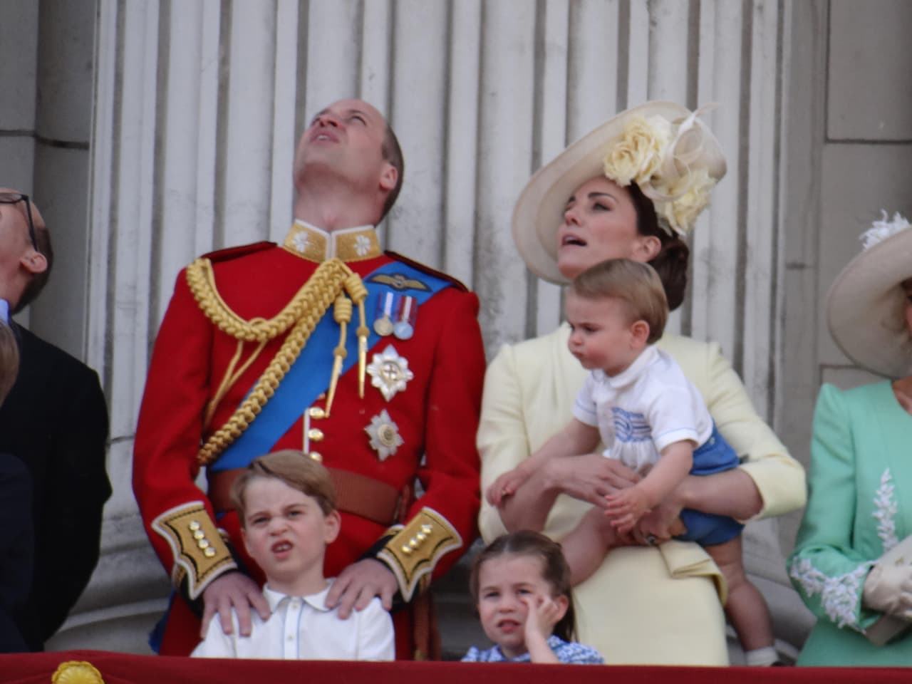 En el año 2019, el príncipe George, de entonces 6 años, fue quien se convirtió en la sensación del ‘Trooping the Colour’ y lo hizo por la misma razón: sus divertidos gestos.
<br>