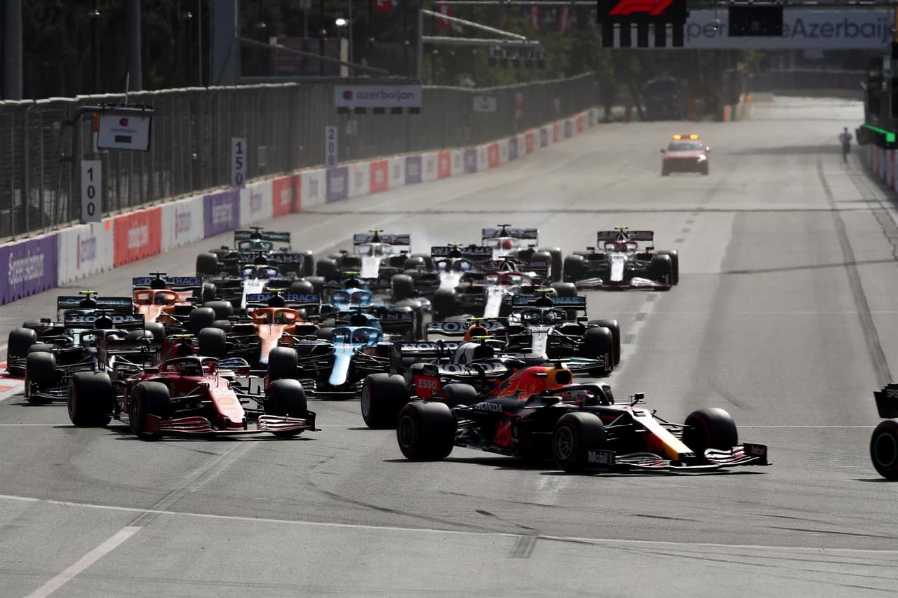 Tras una carrera muy dramática en el Gran Premio de Baku, el mexicano Sergio 'Checo' Pérez se lleva la carrera en la Formula 1 y consigue su segundo podio en su carrera. El piloto de Red Bull comparte el podio con Sebastian Vettel y Pierre Gasly. Max Verstappen abanonó la carrera tras ser puntero por una llanta reventada y Hamilton abandonó la carrera.