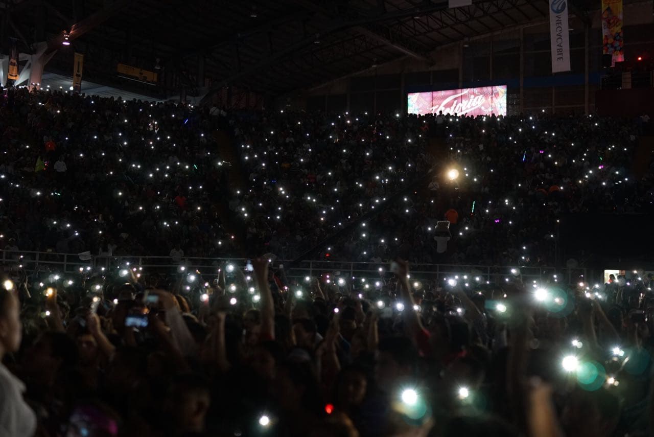 En el momento en que la banda y el mariachi interpretaron el tema 'Amor eterno', las luces del auditorio se apagaron y el público encendió las luces de sus celulares para hacer más emotivo el momento.