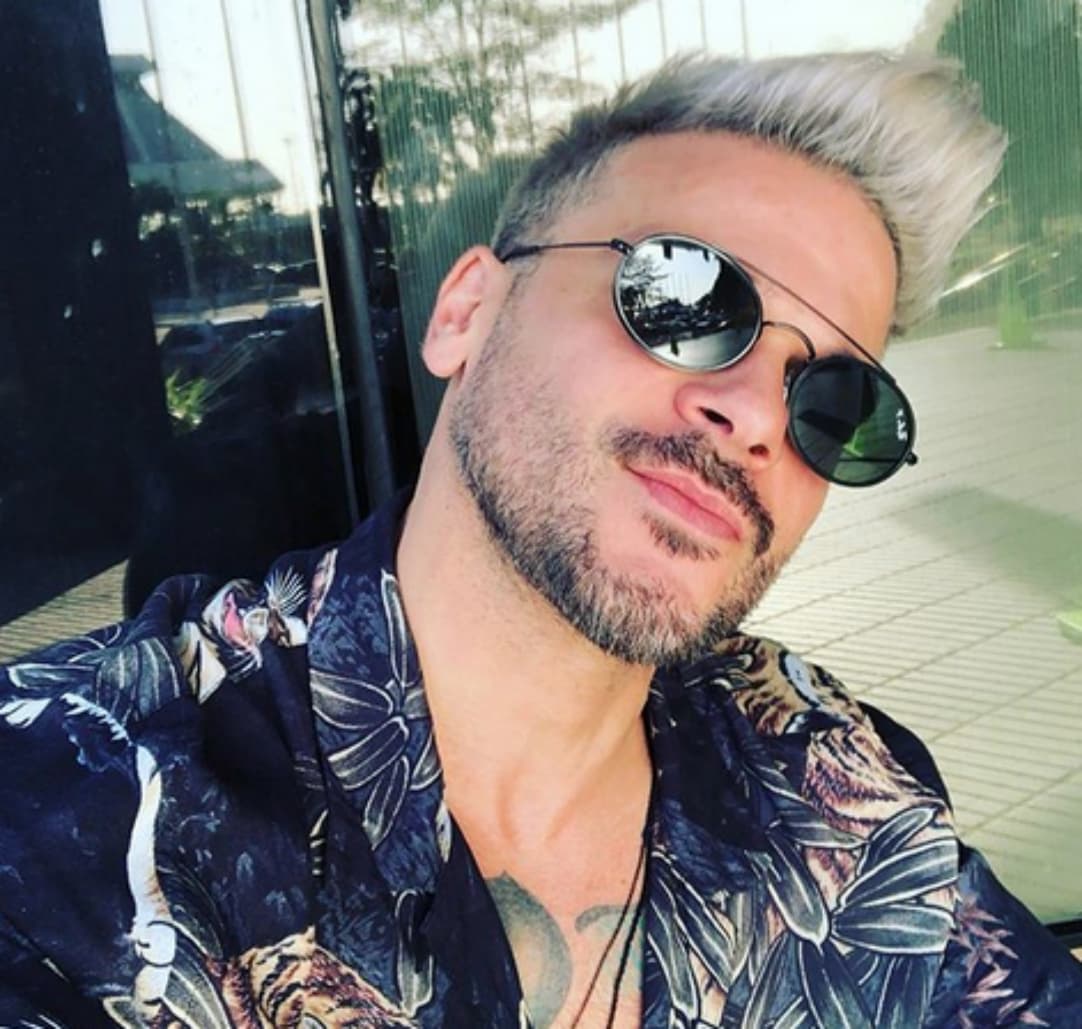 Algunos artistas han influenciado su look
<b>: </b>"Me gusta mucho lo que están haciendo los chamacos más jóvenes, como el de 
<b>Bad Bunny y el de J Balvin</b>, que siempre escogen cosas 
<a href="https://www.univision.com/especiales/premio-lo-nuestro/las-tendencias-de-moda-que-se-impusieron-en-la-alfombra-de-premio-lo-nuestro-fotos" target="_blank">bien diferentes en la moda,</a> que rompen los esquemas y por eso se han convertido en íconos de la moda".