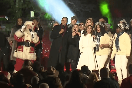 Luego de que el presidente Barack Obama deseara al país una feliz Navidad, se formó el rumbón, al estilo norteamericano, con 'Jingle Bells'.