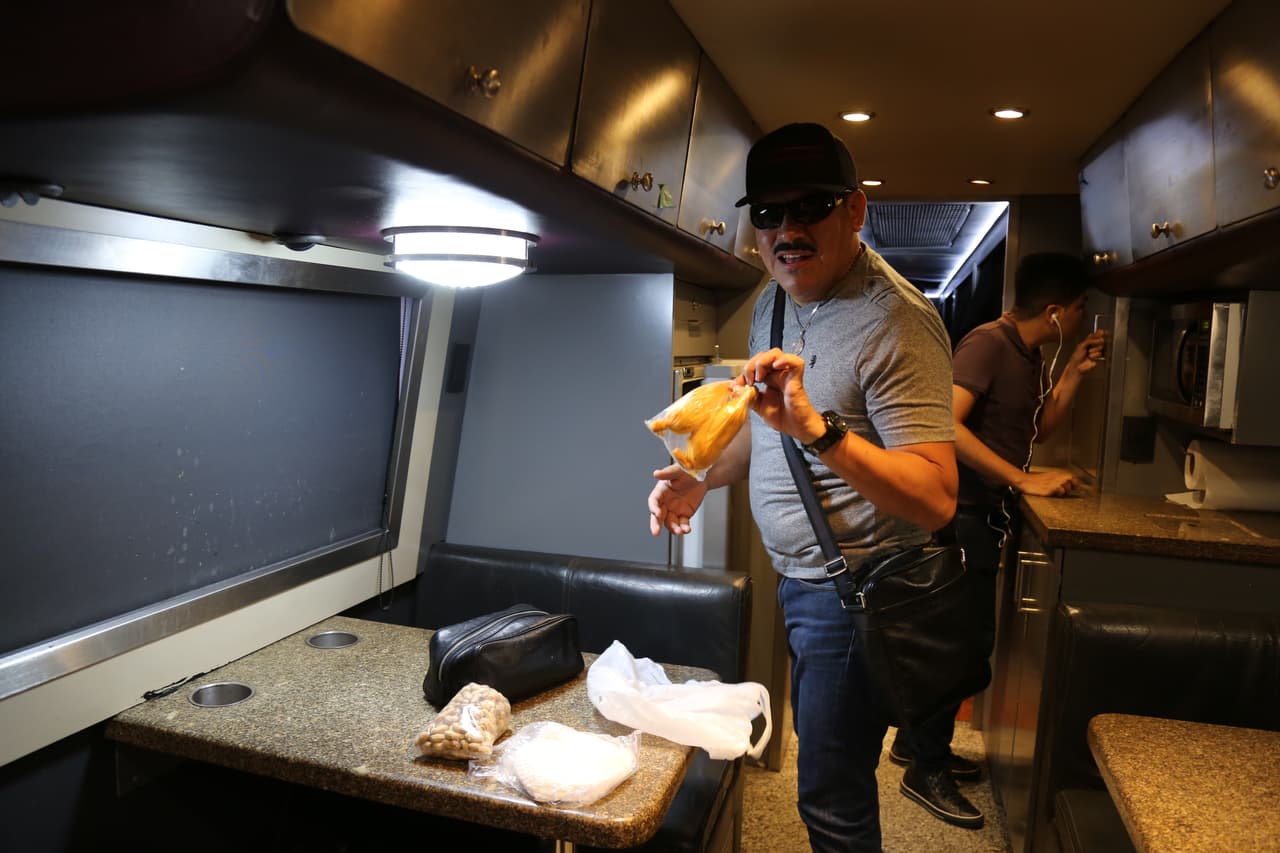 El autobus de la banda es como su segundo hogar y en él conviven todos los integrantes.