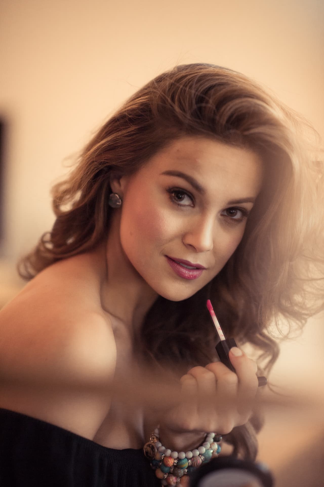 Además sabe cómo combinar su make up para lucir radiante.