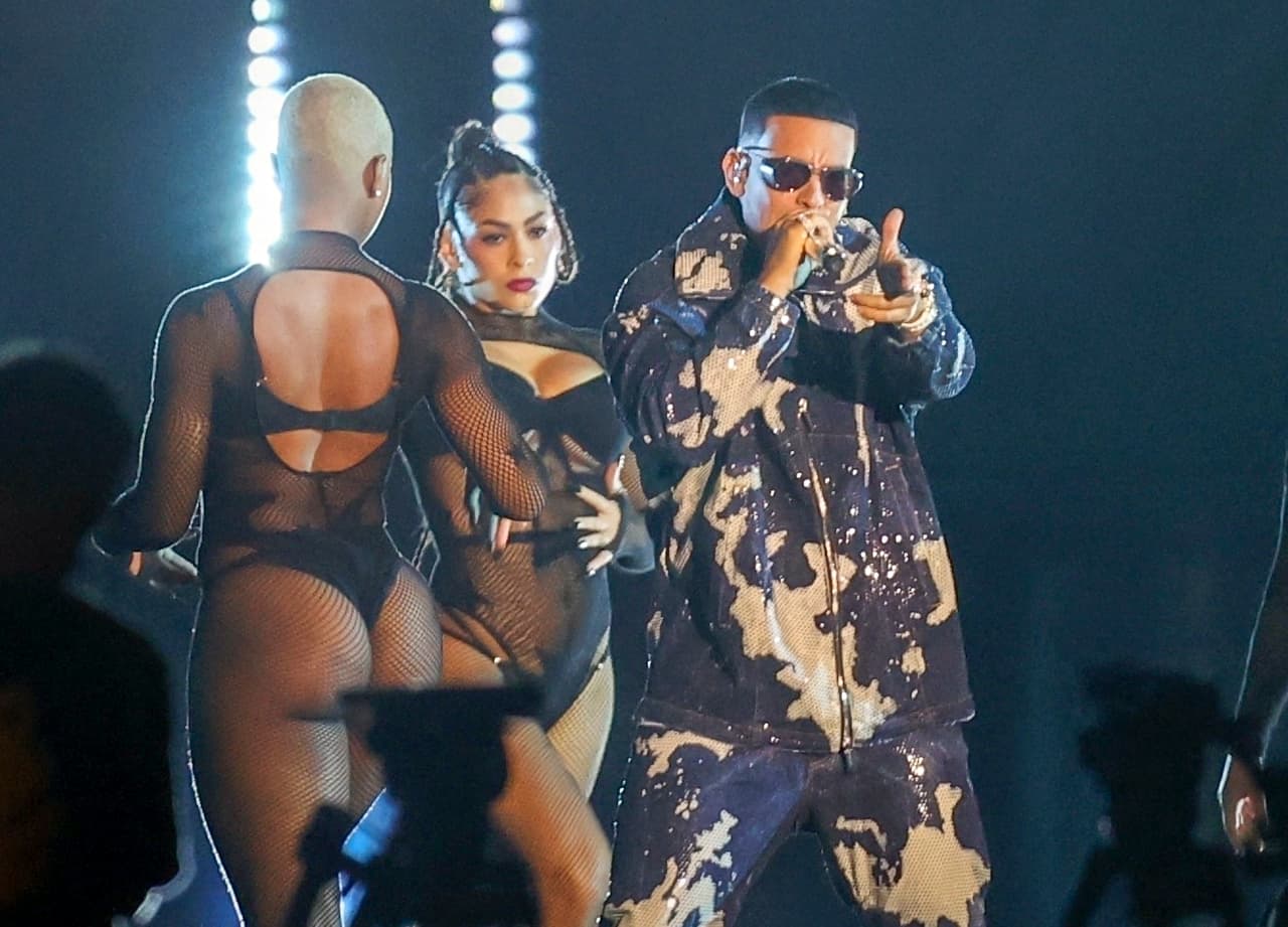 El cantante vistió de negro con manchas en dorado y por su puesto que no faltaron sus lentes oscuros.
<br>