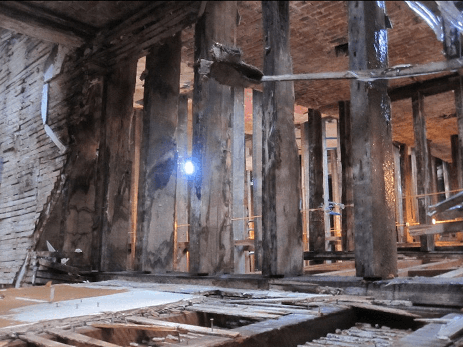 Los apartamentos aledaños al de esta familia habían perdido el piso y algunas paredes como parte de la construcción.