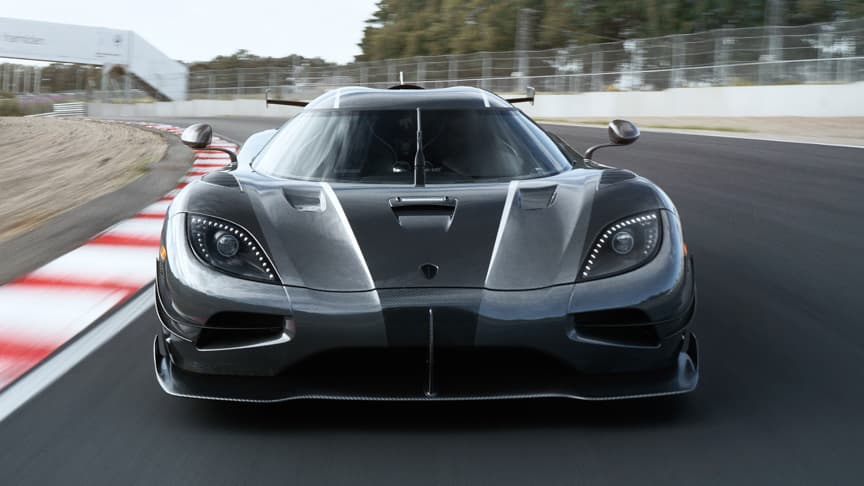 Entre estas partes encontramos el gran spoiler delantero y el alerón posterior.