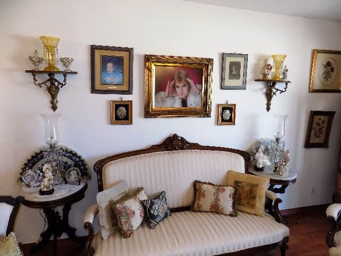 Este sofá es otra de las antigüedades que están a la venta.