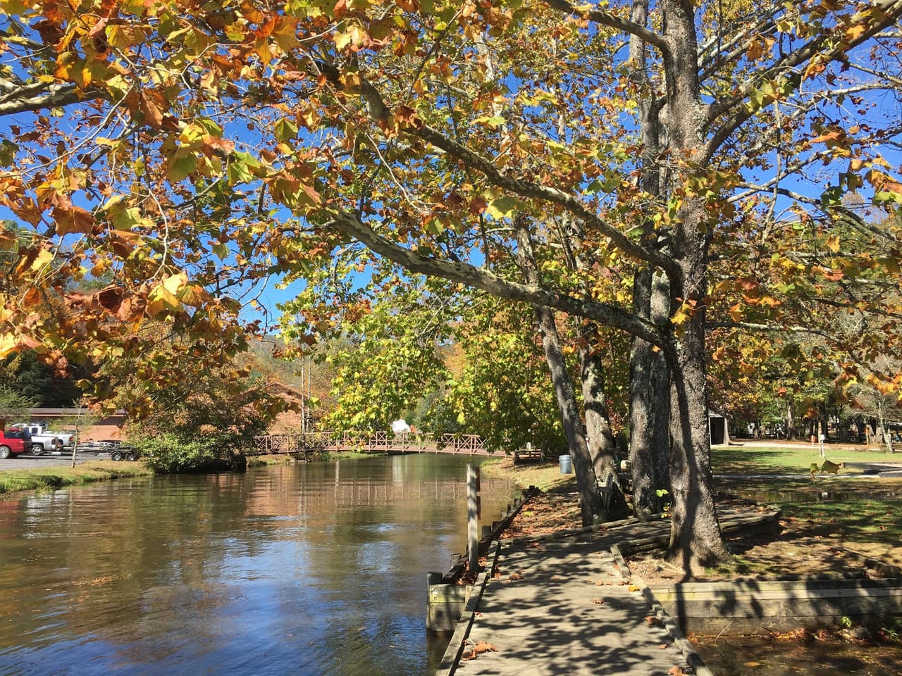 <b>Moccasin Creek State Park (Lake Burton)</b>
<br>
<b>Sitio web</b>: 
<a href="https://gastateparks.org/MoccasinCreek">https://gastateparks.org/MoccasinCreek</a> 
<br>
<a href="https://maps.app.goo.gl/Qx8Yi8rzvoTMSDc8A"><b>Cómo llegar</b></a>
<b> </b>
<br>
<br>El parque estatal más pequeño de Georgia se encuentra a orillas de un hermoso lago de color verde intenso. Los huéspedes pueden elegir entre el sendero Hemlock Falls Trail de 2 millas o el sendero Non-Game de 1 milla con una torre de observación de vida silvestre.