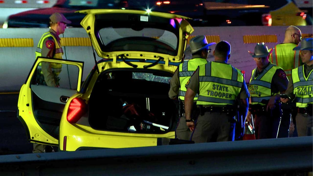 Según un comunicado de DPS, el incidente ocurrió a las 12:41 a.m. en los carriles hacia el norte de
<a href="https://maps.app.goo.gl/hyA71Cbdi2ppi3tEA" target="_blank">Dallas North Tollway, cerca de Keller Springs Road</a>.
<b>El oficial había respondido a un accidente de un solo vehículo cuando, durante la investigación, fue embestido por otro auto.</b>