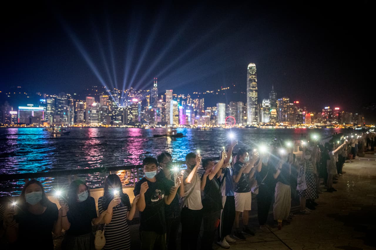 En la semana 11 de protestas en Hong Kong, decenas de miles de personas salieron a las calles para formar una cadena humana y exigir el respeto a los derechos de los habitantes de la ciudad, que es parte de China pero regida por un sistema pol´ítico autónomo más democrático que consideran en peligro.