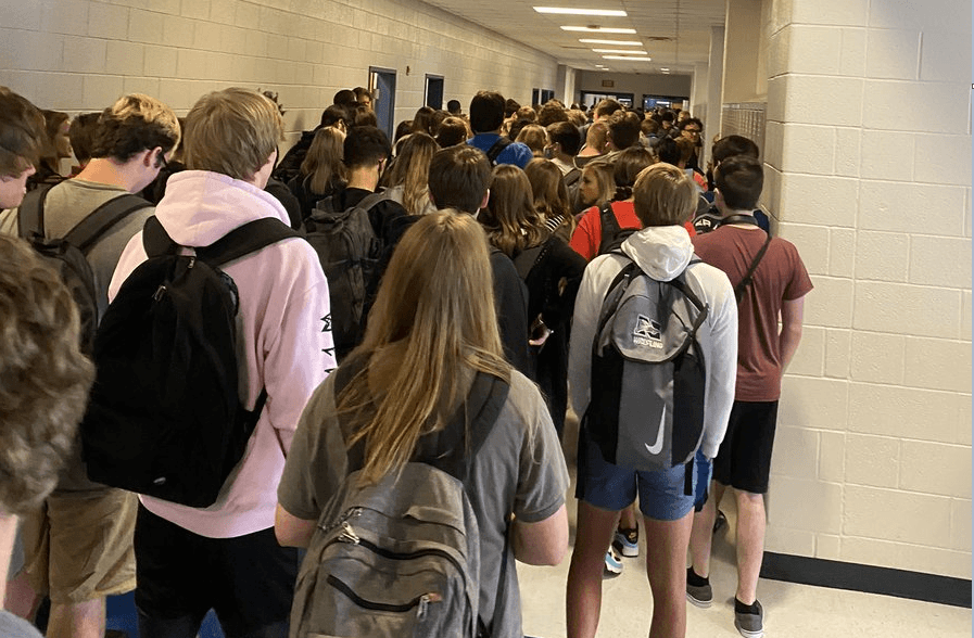 Los datos del estudio contrastan con la imagen que se hizo viral de 
<b><a href="https://www.univision.com/noticias/salud/un-pasillo-abarrotado-con-estudiantes-sin-mascarillas-la-foto-por-la-que-fue-sancionada-una-alumna-en-georgia">un pasillo atiborrado de estudiantes </a></b>en una preparatoria de Georgia, sin guardar distanciamiento social y muchos de ellos sin cubrebocas. Después de que nueve personas dieron positivo a las pruebas de coronavirus, la escuela cerró al menos dos días y retomó clases virtuales.