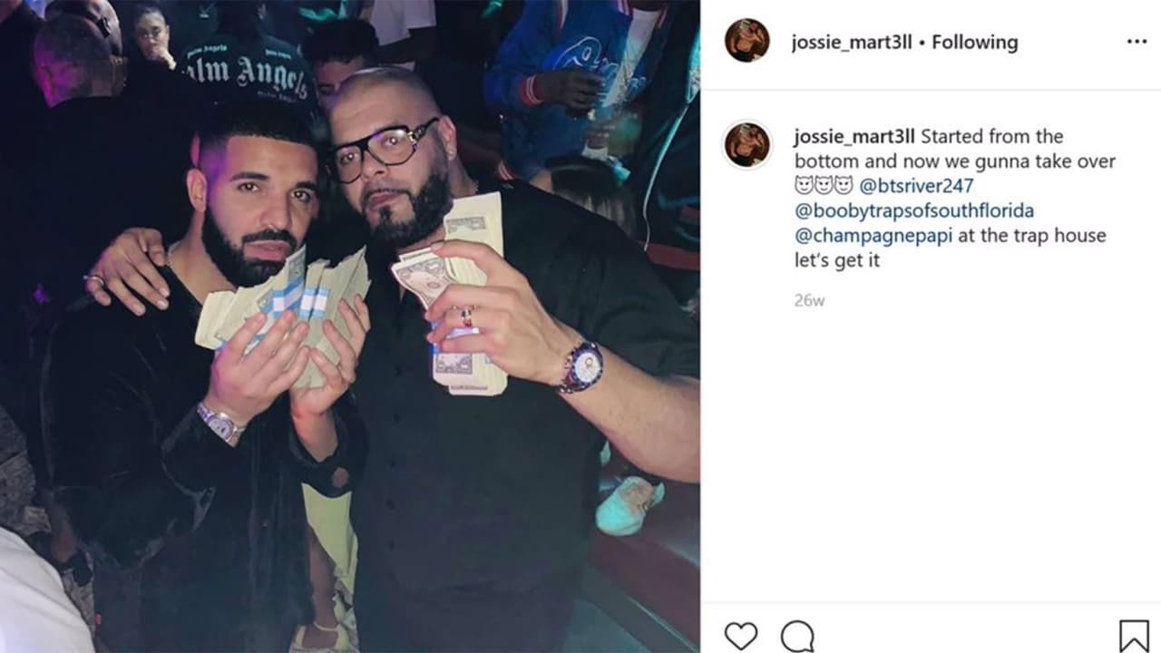 La fiscalía estatal de Miami-Dade explicó cómo planeaba los robos la banda de asaltantes, cuyos miembros fueron arrestados el martes pasado. En esta foto, que apareció en una de las redes sociales de uno de los miembros, se ve a éste junto al cantate Drake, aunque no está relacionada con la investigación.