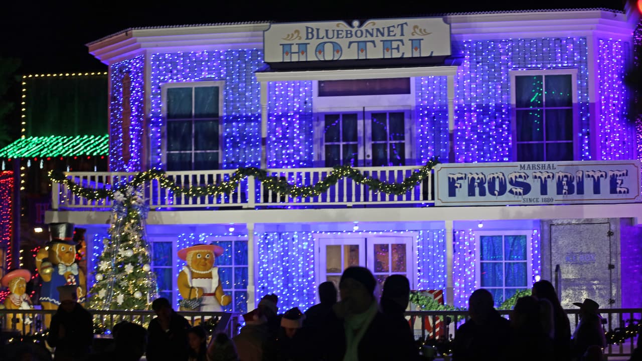 El hotel del pueblo, Bluebonnet, se pinta de azul en honor a la flor del estado.