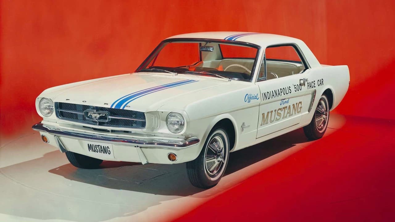 En 1964 Ford Mustang fue el auto de paso oficial de las 500 Millas de Indianápolis. Ya para ese momento lo compardores había roto las ventanas de muchos concesionarios, dormido en los autos en los salones de exibiciones y dado enormes depoósitos para asegurar sus unidades. La fiebre del Mustang barría la nación.